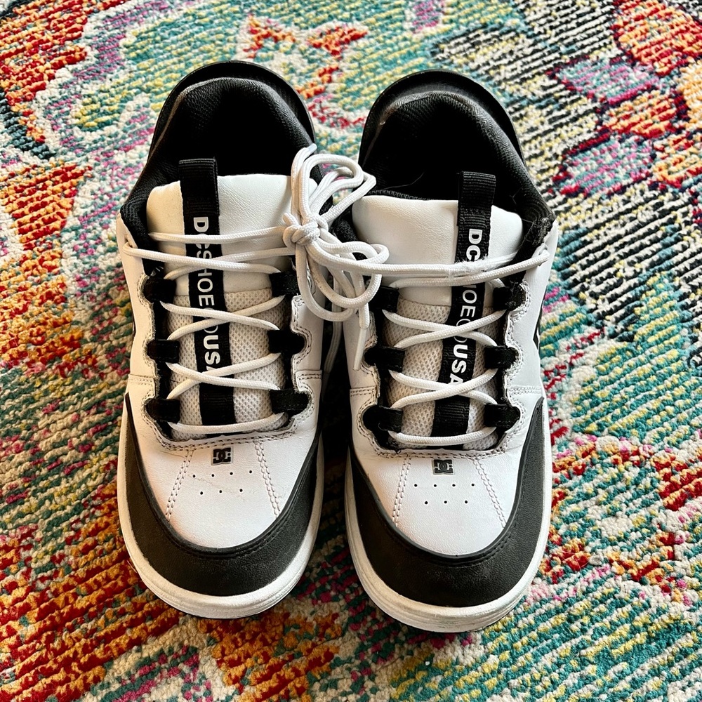 DC Youth syntax leather sneaker. Size 6.5 (women’s size)